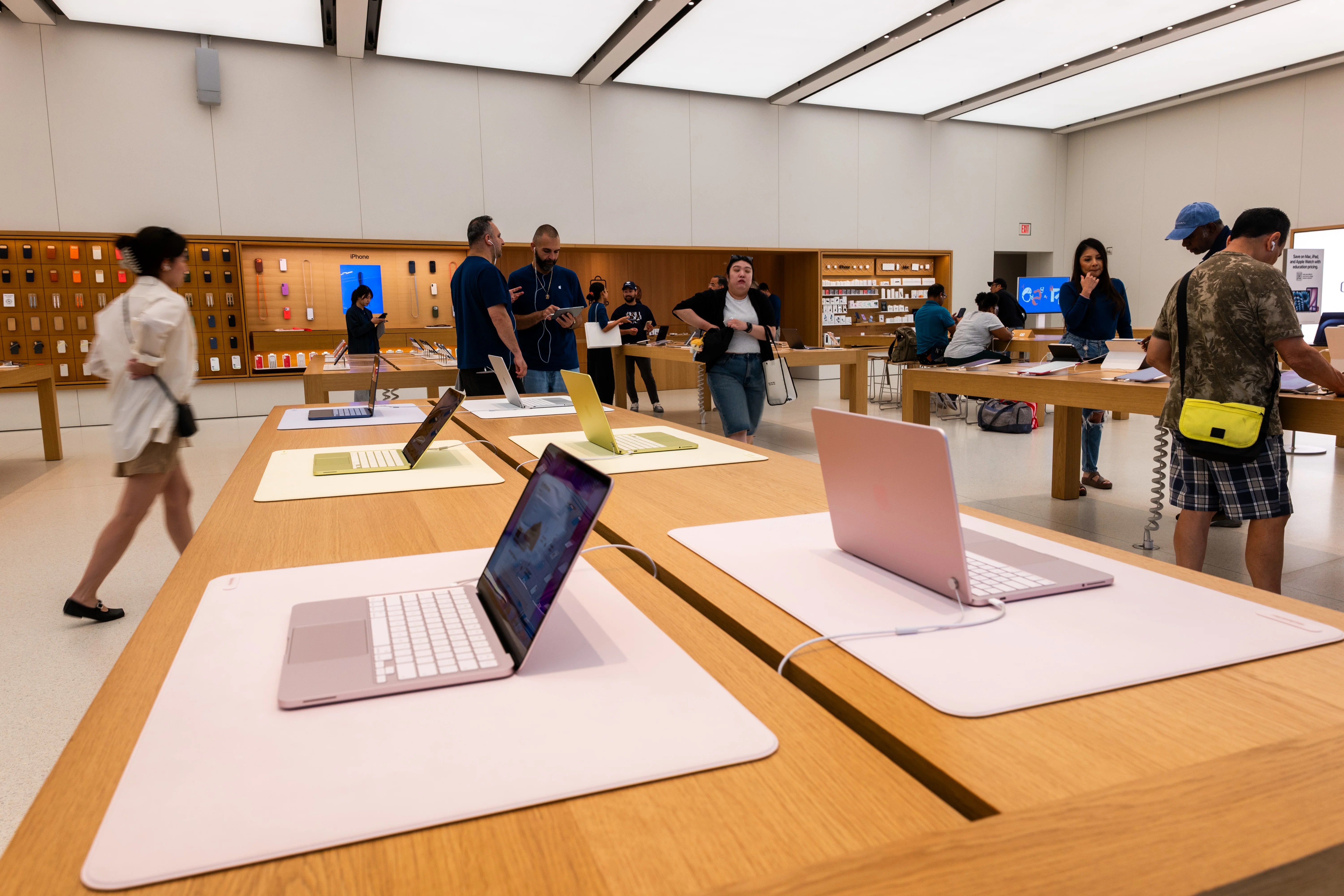 Apple shares dip after increasing MacBook and iPad prices