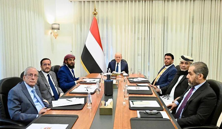 القيادة اليمنية تشدد على تجفيف موارد الحوثيين