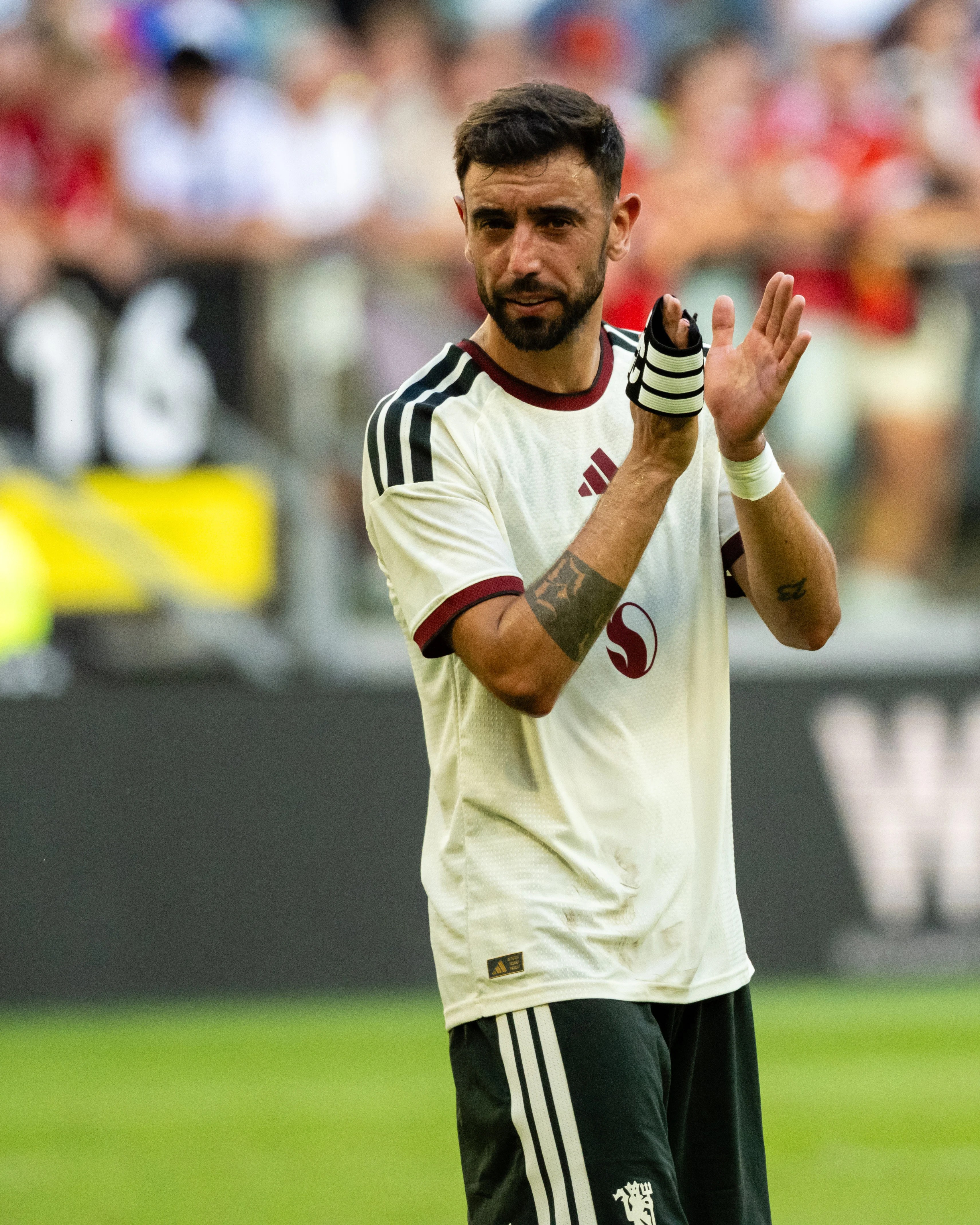 Bruno Fernandes contract twist as Manchester United transfer stance revealed