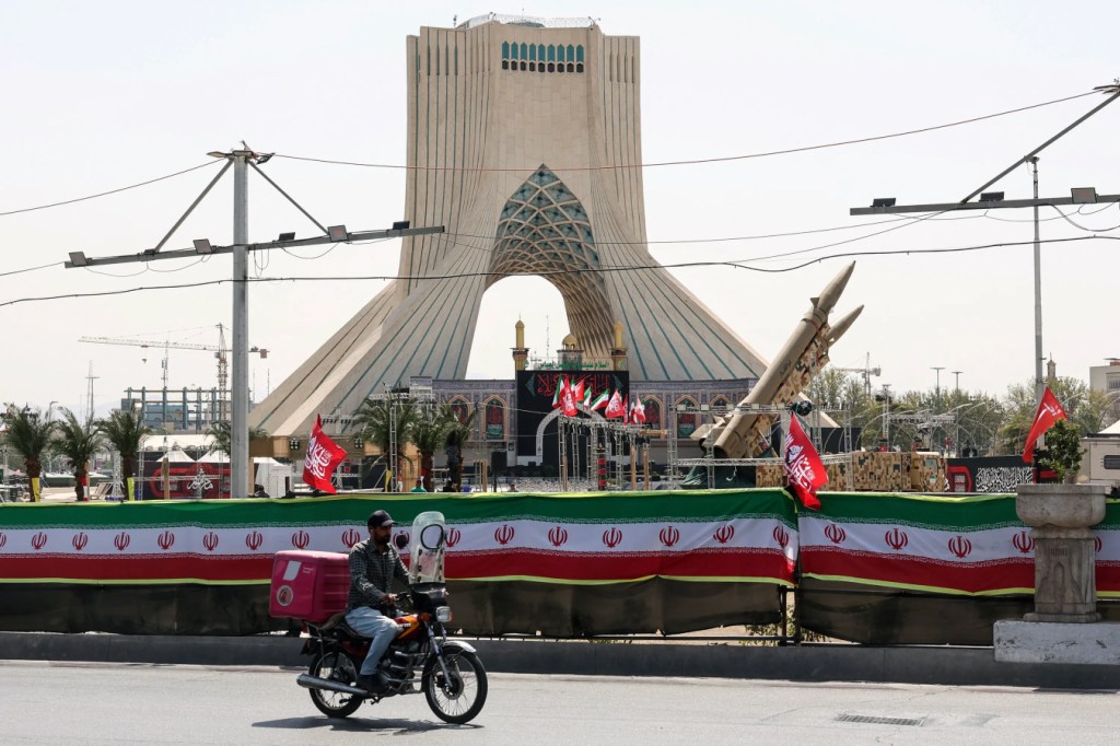 Trump Weighs Wider Iranian Attacks With Truce Still Elusive