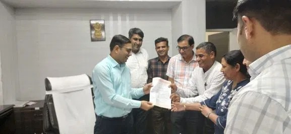 Mahendragarh-Narnaul News: जियो फेंसिंग के विरोध में रखा उपवास, सौंपा ज्ञापन haryanacircle.com Mahendragarh-Narnaul News: जियो फेंसिंग के विरोध में रखा उपवास, सौंपा ज्ञापन haryanacircle.com