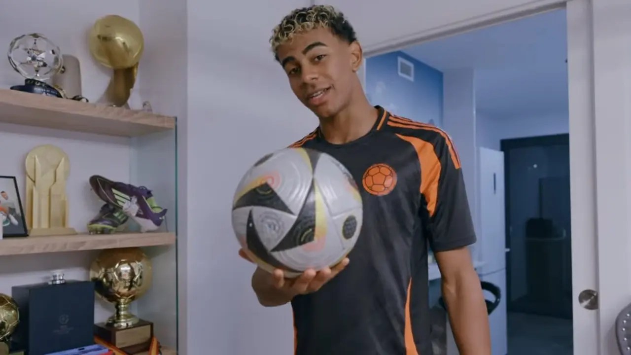¿Mensaje indirecto? Lamine Yamal hizo ‘house tour’ luciendo la camiseta de Luis Díaz y estalló las redes sociales