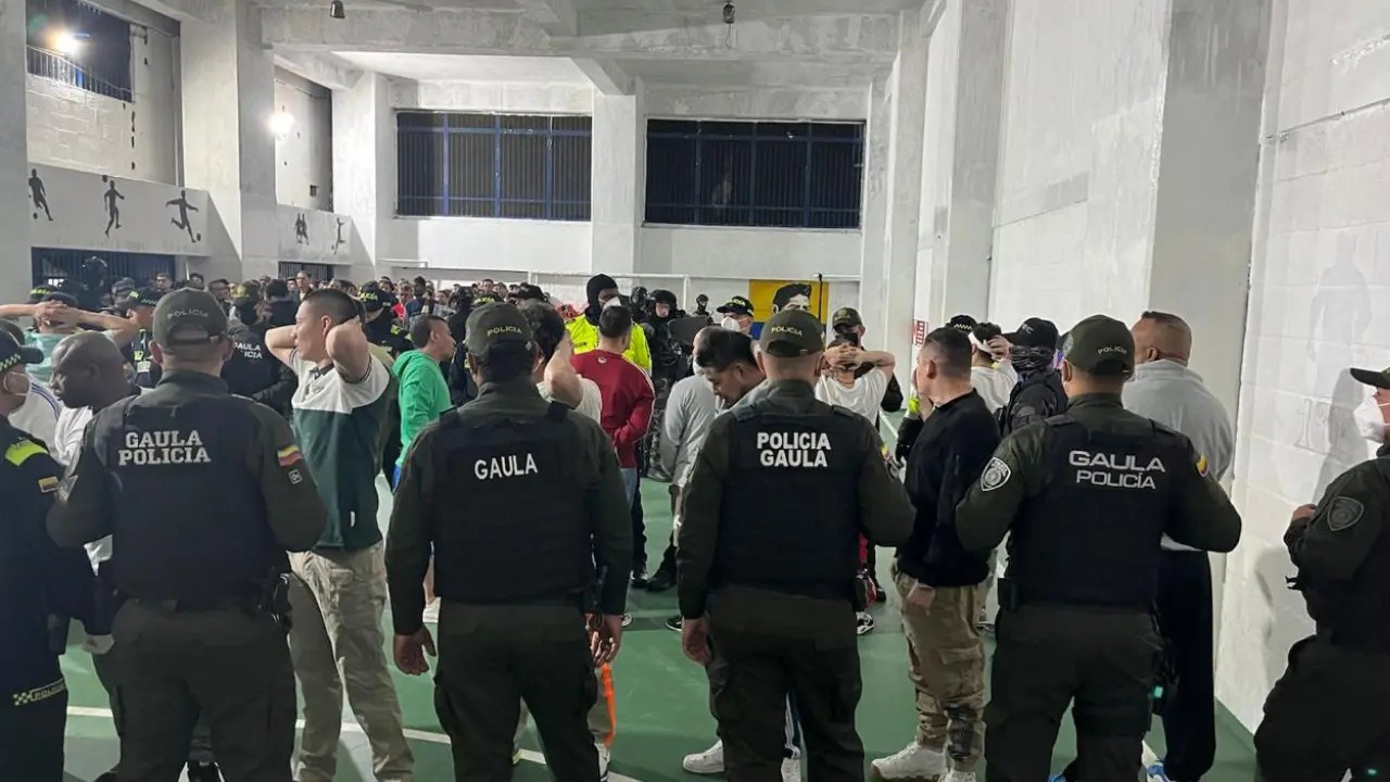 They find cell phones, weapons and even an internet modem in operation inside El Pedregal prison