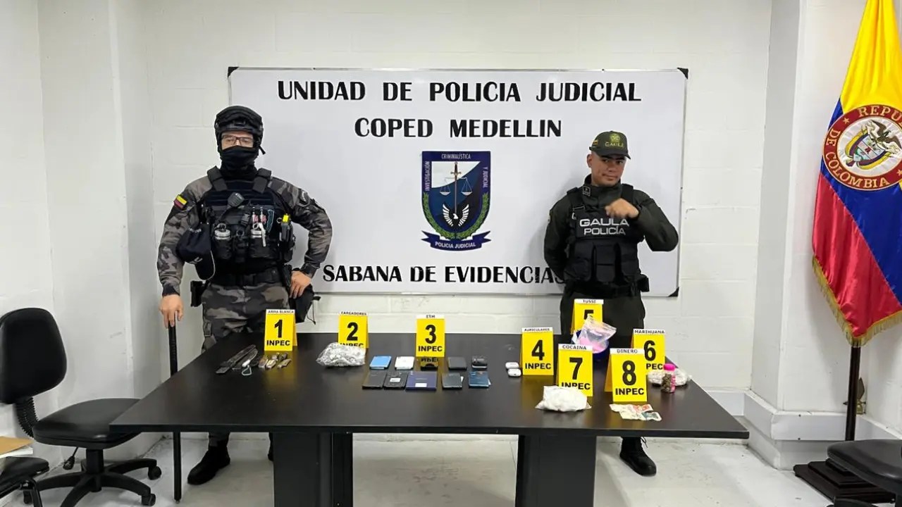 They find cell phones, weapons and even an internet modem in operation inside El Pedregal prison
