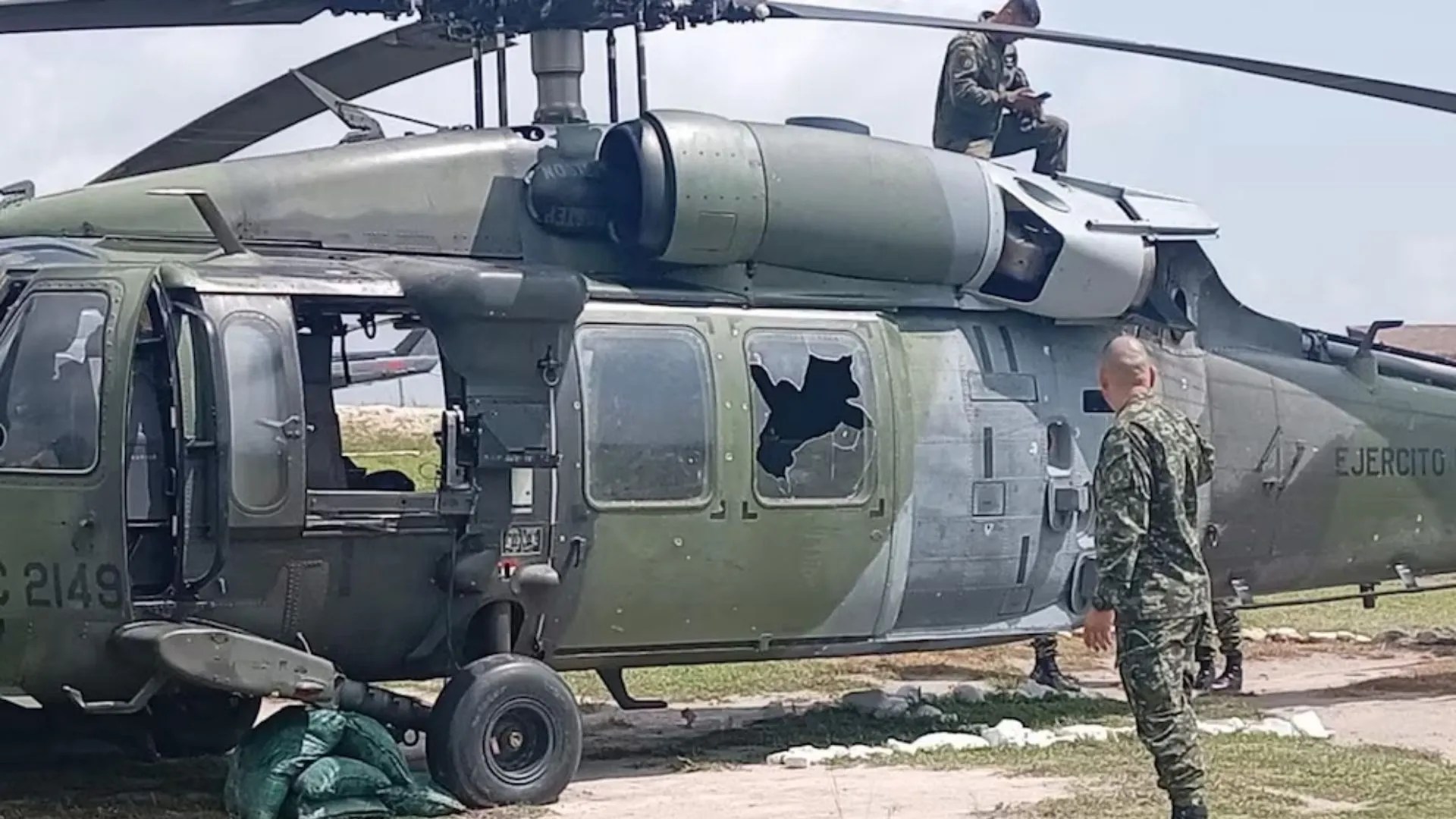 ¡Violenta emboscada en Bolívar! Helicóptero del Ejército fue atacado con fusiles y drones; hay 14 heridos