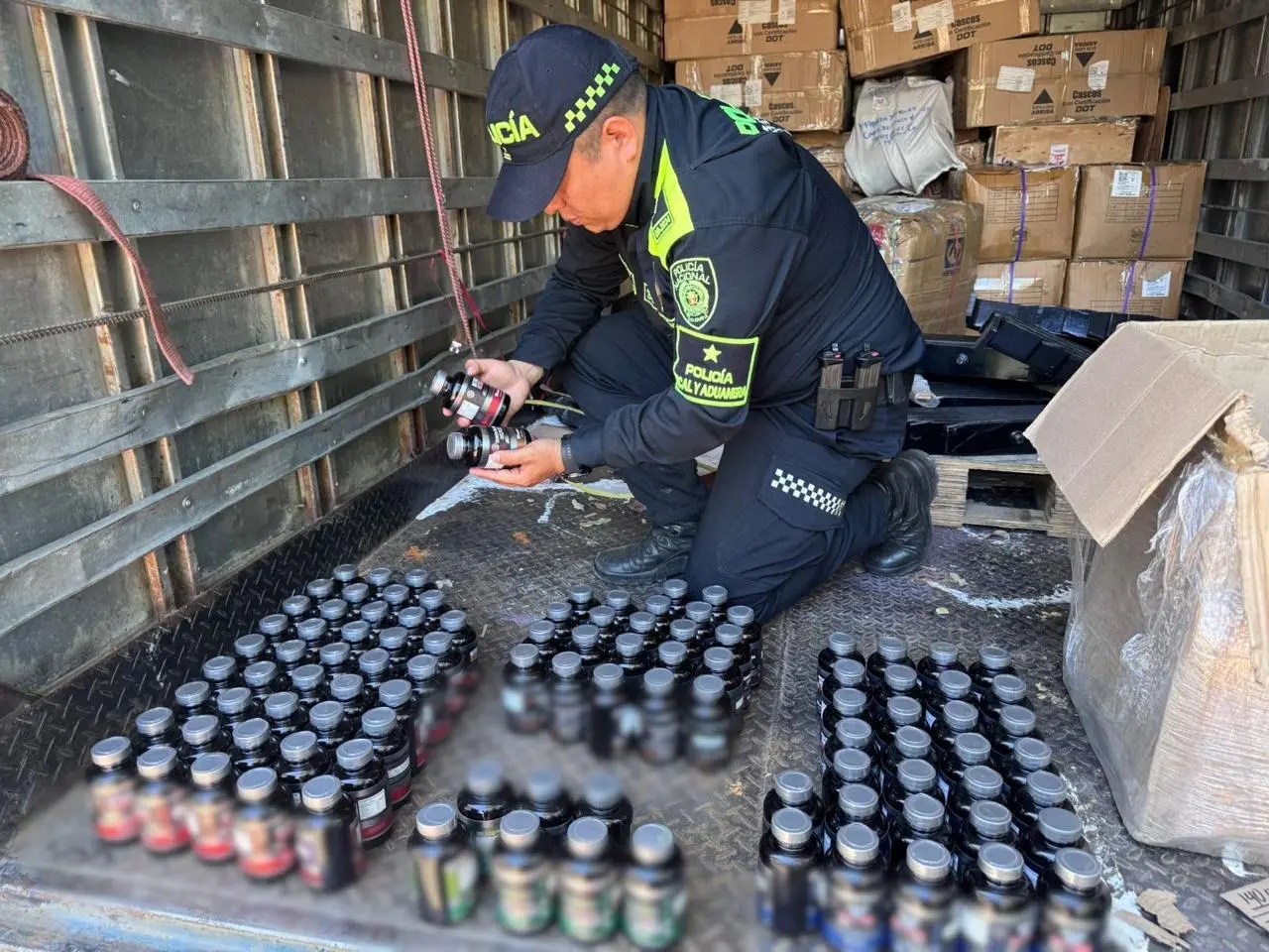 ¡En Cartagena! POLFA y DIAN incautan mercancías de contrabando por valor de más de 12 mil millones 3 cartagena1 desprevenido