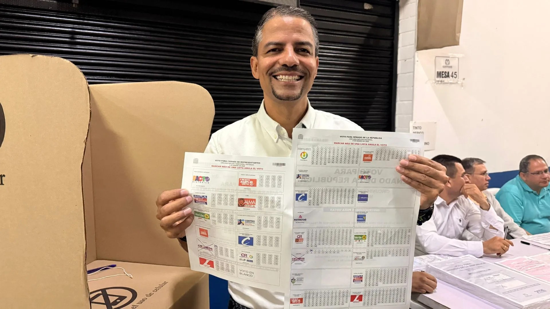 “A Colombia la salvamos desde las regiones”: LuisGui Patiño, el ‘profe de Fico’, ya votó en Medellín