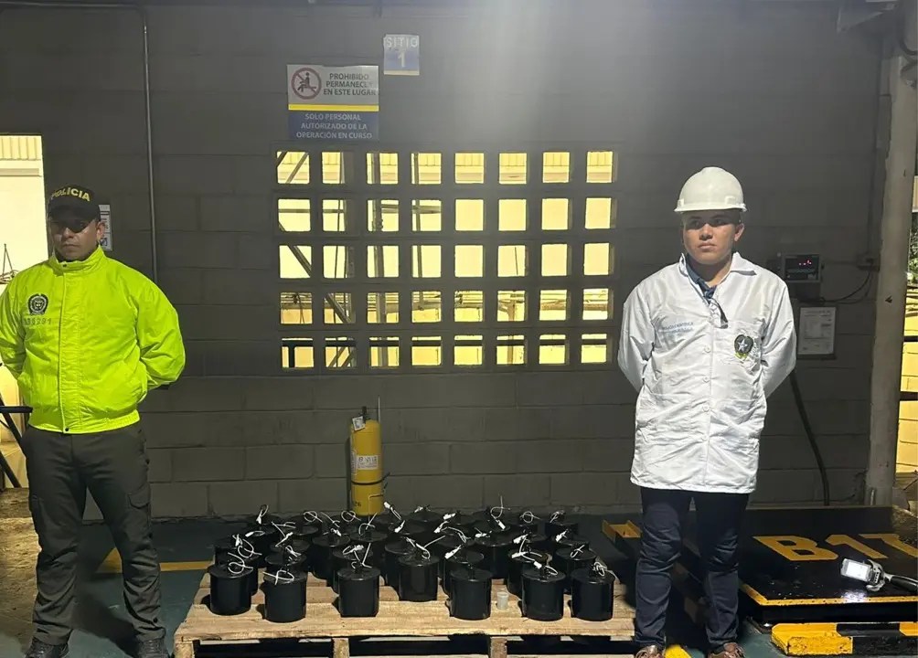 ¡Iba para Turbo! Autoridades frenan ingreso ilegal de más de una tonelada de mercurio líquido en el puerto de Cartagena