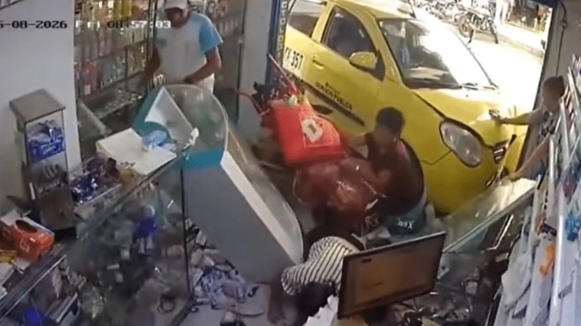 ¡Tremendo susto en Medellín! Taxi sin control se ‘desengranó’ y terminó estrellado contra una farmacia