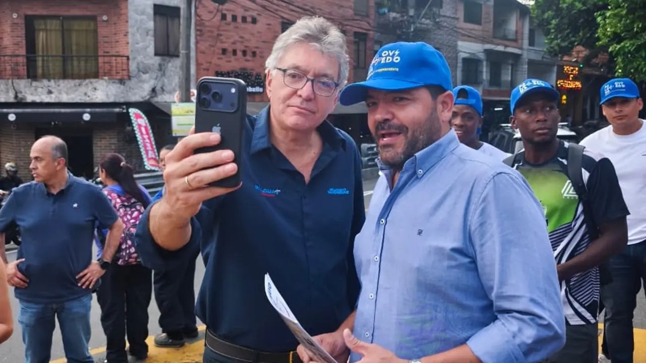 ¡Con la camiseta puesta por Paloma Presidenta! Mauricio Cárdenas estuvo volanteando esta tarde en Buenos Aires