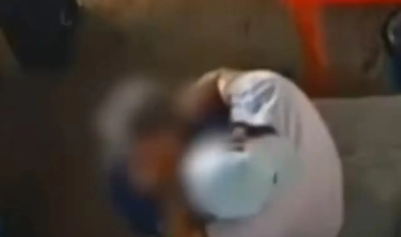 Indignación en Sibaté: Buscan a hombre captado en video agrediendo a su hijastra de cuatro años 2 agresión chica1