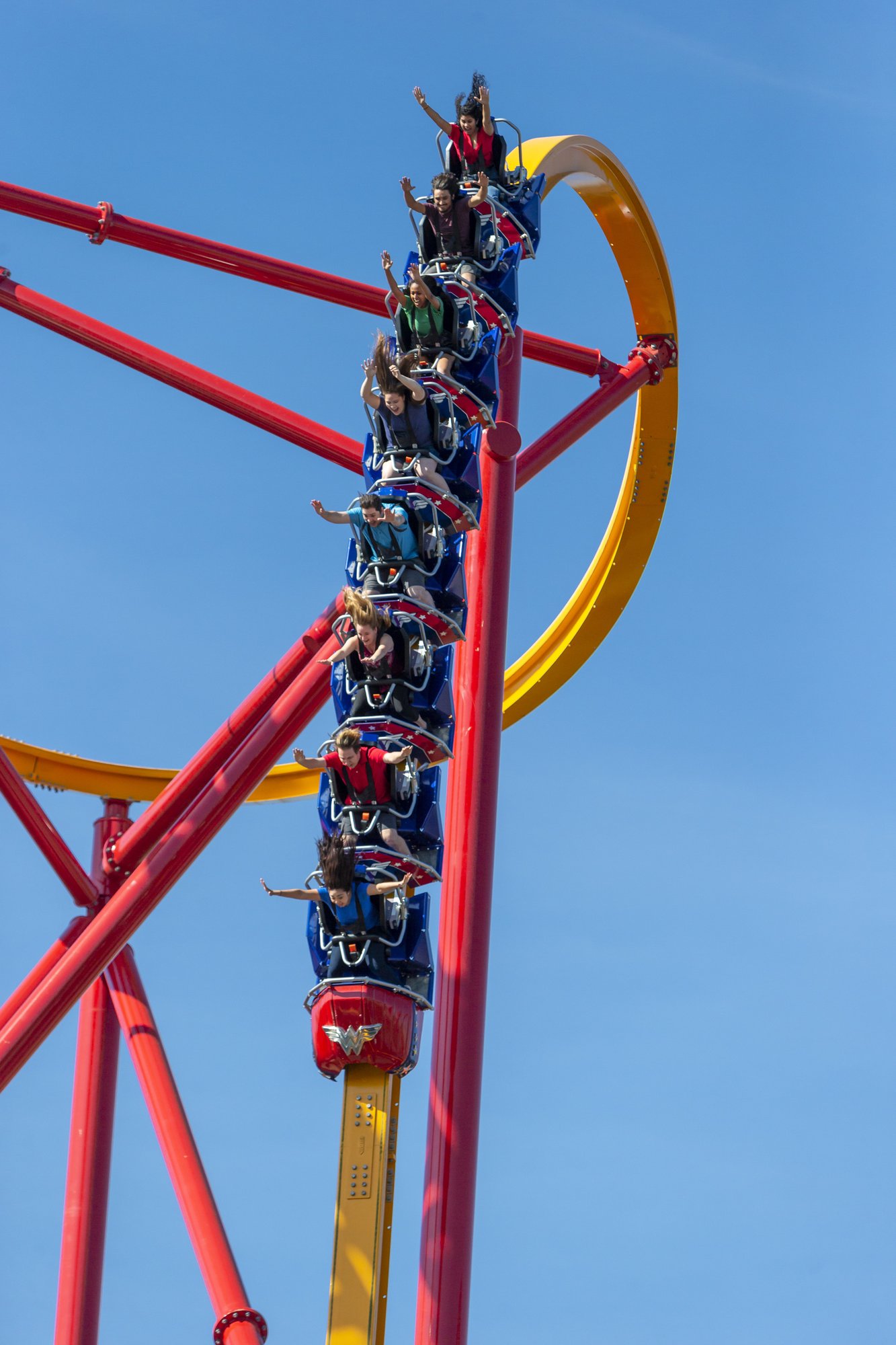 Wonder Woman Golden Lasso Coaster World S First Single Rail Coaster Debuts At Six Flags Fiesta Texas