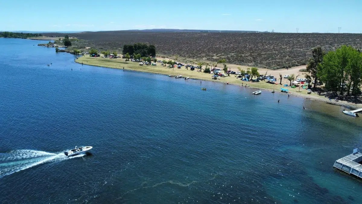 a cidade de Neuquén que se transforma em destino turístico a cada verão