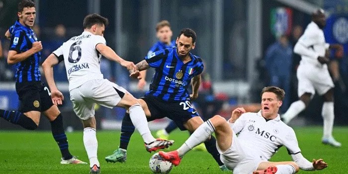 Inter vs Napoli Berakhir Imbang 1-1: Penalti Calhanoglu Gagal
