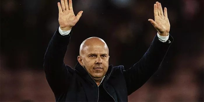 Arne Slot Sanjung Mental Baja Liverpool Usai Comeback dengan 10 Pemain