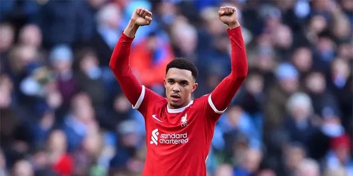 Alexander-Arnold Bungkam Rumor Kepindahan dengan Selebrasi