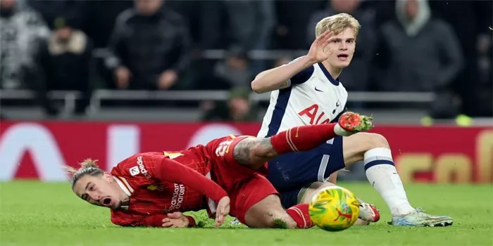 Virgil van Dijk Frustrasi Setelah Lucas Bergvall Lolos dari Kartu Merah