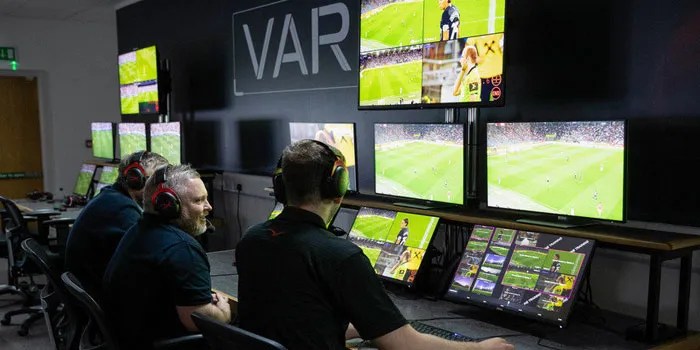 Bundesliga Akan Uji Coba Wasit yang Membuat Pengumuman VAR di Stadion