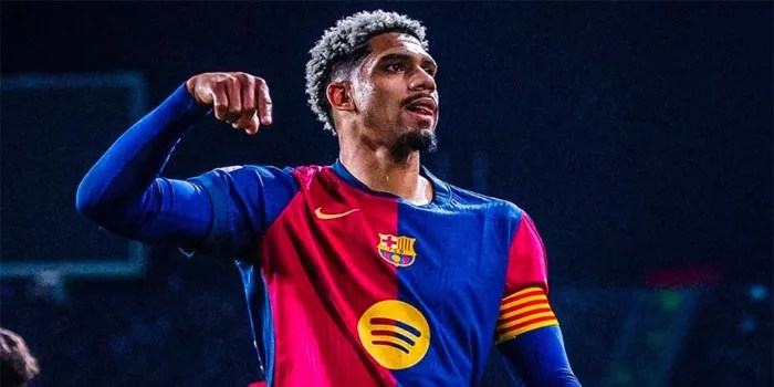 Hansi Flick Beberkan Kebugaran Araujo Setelah Alami Masalah Engkel