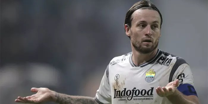 Marc Klok Sesalkan Aksi Buruk Jakmania yang Lempari Pemain Usai Laga