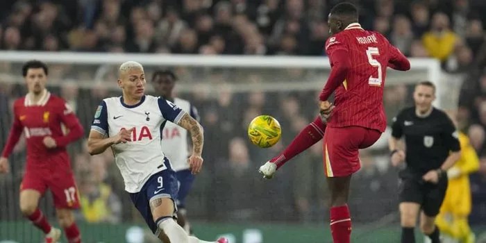 Arne Slot Sepakat Ibrahima Konate Bisa Terkena Kartu Merah!