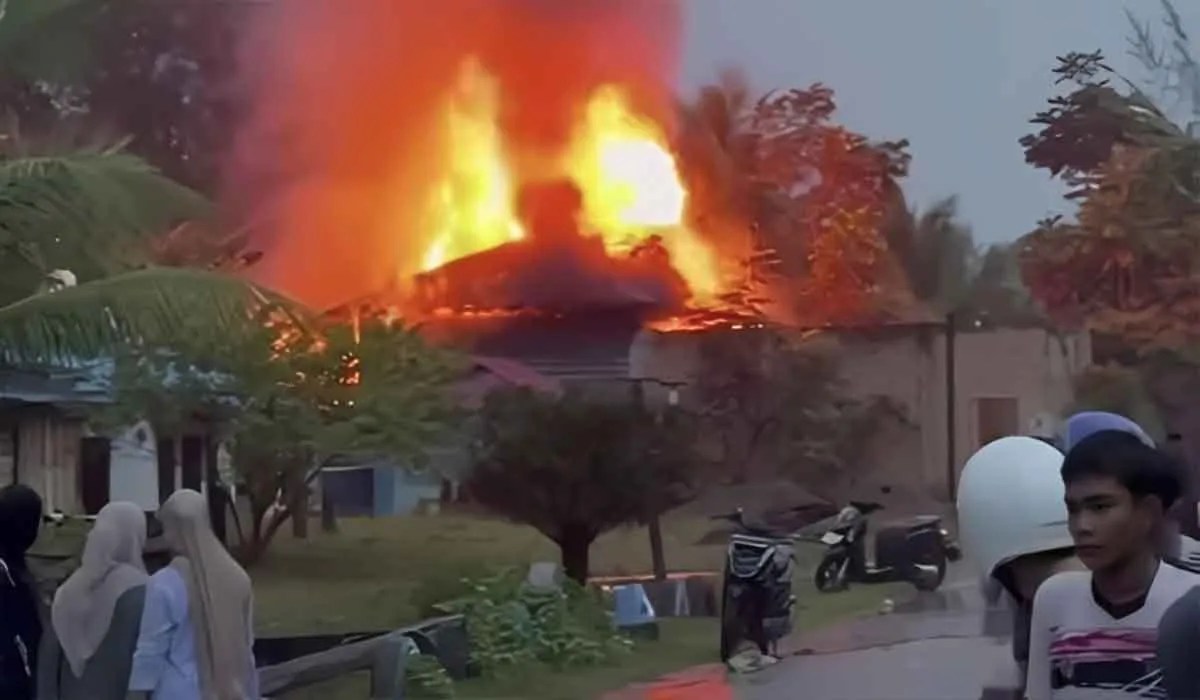 Puluhan Emak-Emak Bakar Rumah Bandar Narkoba di Mandailing Natal