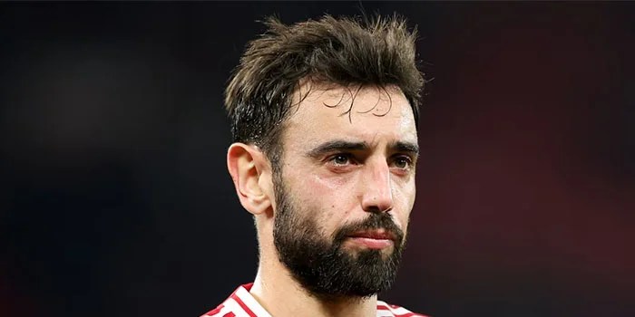 Bruno Fernandes Bantu Orang Asing di Pesawat