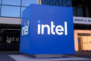 Intel shares jump on report of Apple investment talks