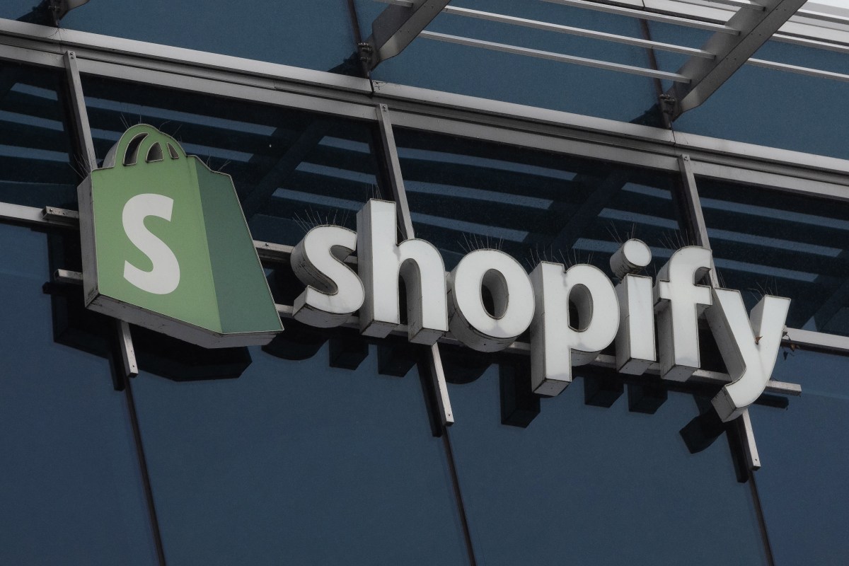 يخبر الرئيس التنفيذي لشركة Shopify Teams بالتفكير في استخدام الذكاء الاصطناع يخبر الرئيس التنفيذي لشركة Shopify Teams بالتفكير في استخدام الذكاء الاصطناع