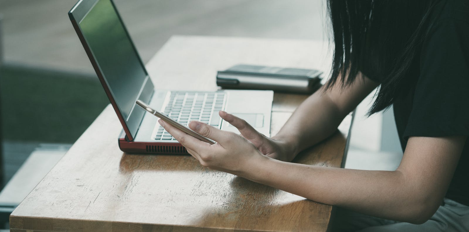 Interfață digitală cu grafice și iconițe reprezentând plăți digitale, inteligență artificială și stablecoin în procesul tranzacțiilor financiare moderne. | sursa foto: TechRider
