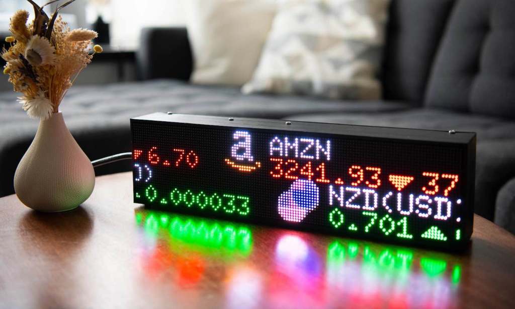 Fintic desk-size LED ticker brings Wall Road to your workplace