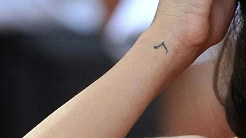 Does Selena Gomez Have A New Back Tattoo? Meaning Of Selena's Mysterious Black Tattoo - Therecenttimes 443_x_787_jpg
