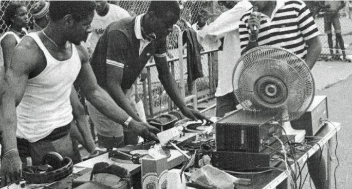 Hoje na História do Hip Hop: O Hip Hop Celebra Seu Nascimento no South Bronx há 51 Anos!