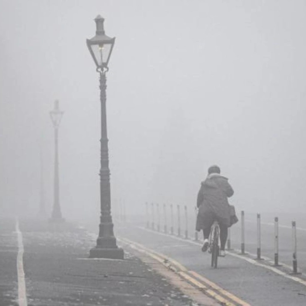 Avertissement de temps jaune à un brouillard épais
