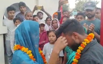 पति बोला- तुम जाओ बच्चों को मैं पाल लूंगा… फिर` बॉयफ्रेंड से करा दी पत्नी की शादी पूरा गांव बना गवाह