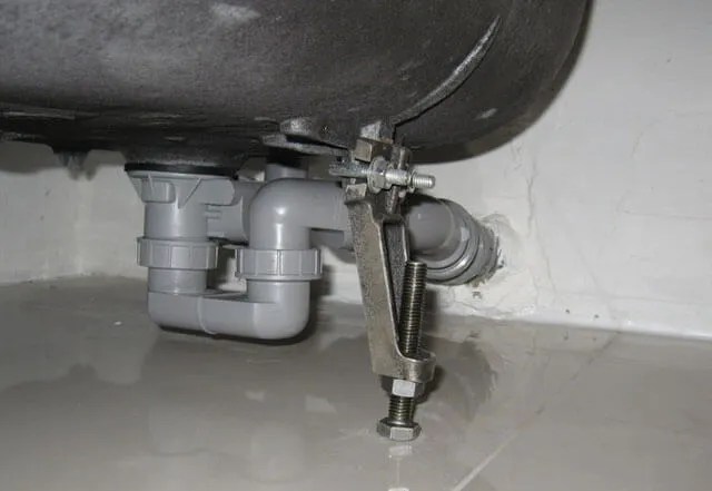 Что делать, если течет труба отопления