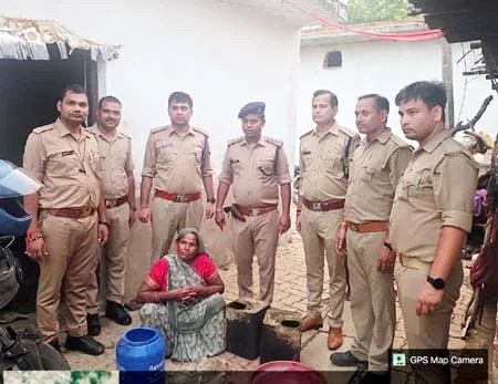 महुआ अवैध शराब के खिलाफ आबकारी विभाग ने छेड़ा अभियान, 10 लीटर कच्ची शराब बरामद महुआ अवैध शराब के खिलाफ आबकारी विभाग ने छेड़ा अभियान, 10 लीटर कच्ची शराब बरामद