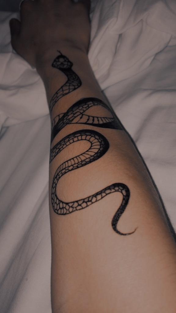Compressa Mente Un Giorno Tattoo Serpente Uomo Punto Di Partenza Misurazione Contento
