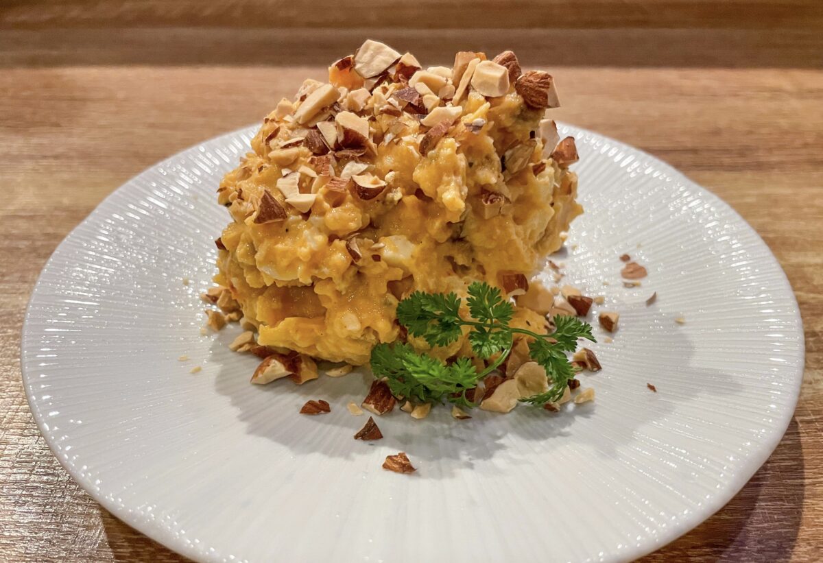 晩酌 utAco」の「鶏そぼろといぶりがっこのポテトサラダ」｜UMAGA(ウマガ) 福岡の“うまい”を探求するWEBマガジン