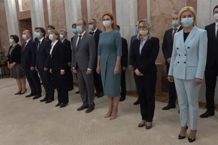 MiniÈtrii Guvernului GavriliÈa Au Depus JurÄmantul Unghiul Vezi Lumea Asa Cum E Ea