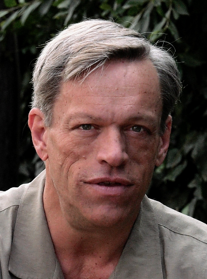 Brian Thompson wurde im Jahr 1959 geboren