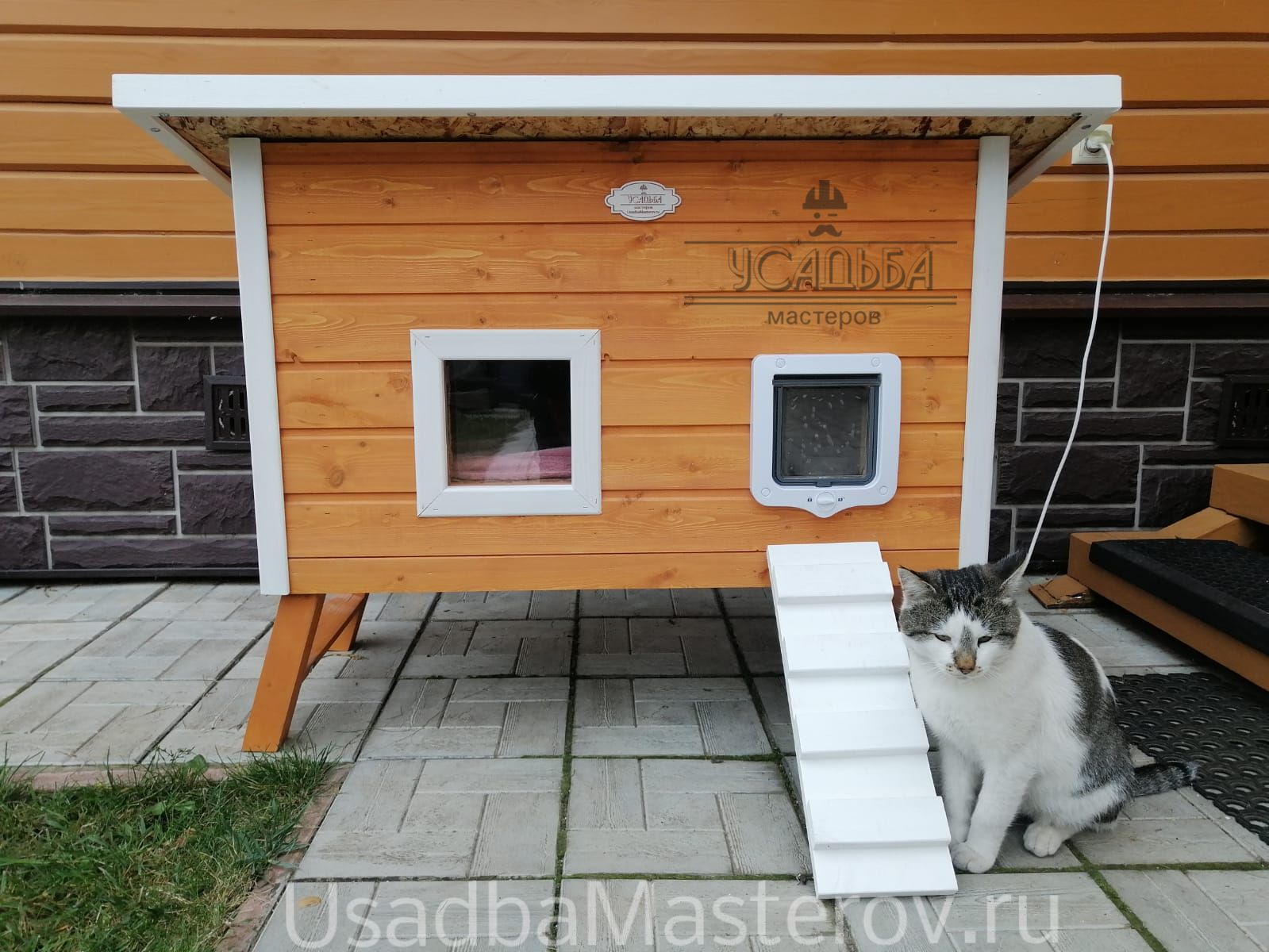 Уличный домик для кота. Уличный домик для кошки. Будка для кошек уличная. Домик для кошек с подогревом на зиму. Зимняя конура для кошки.