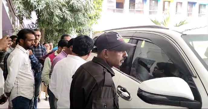 Raiganj College | দীর্ঘ আড়াইমাস অনুপস্থিত! বিশ্ববিদ্যালয়ে আসতেই শিক্ষাকর্মীদের ক্ষোভের মুখে উপাচার্য   