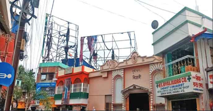 Raiganj | শহর ঢেকেছে বিজ্ঞাপনে, সরিয়ে নেওয়ার আর্জি পুরসভার
