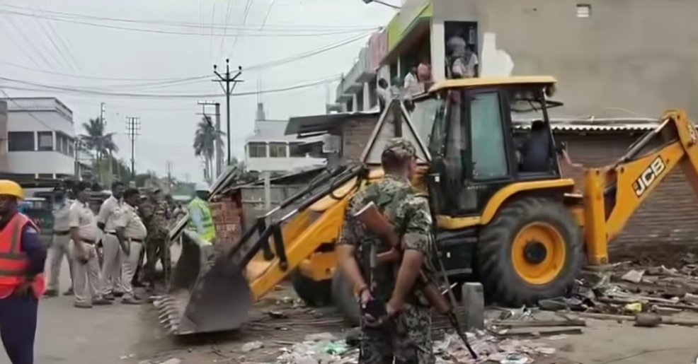 Malda | বৈষ্ণবনগরে সরকারি জমিতে ব্যাপক উচ্ছেদ অভিযান, ভাঙা হলো ৫০টি দোকান ও বসতবাড়ি