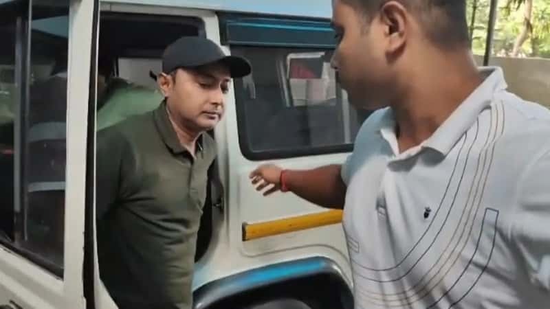 Debraj Chakraborty | ‘প্লিজ, ডিম মারবেন না!’ পুলিশের কড়া ব্যুহ ভেদ করতে পারল না বিক্ষোভকারীরা, রক্ষা পেলেন দেবরাজ