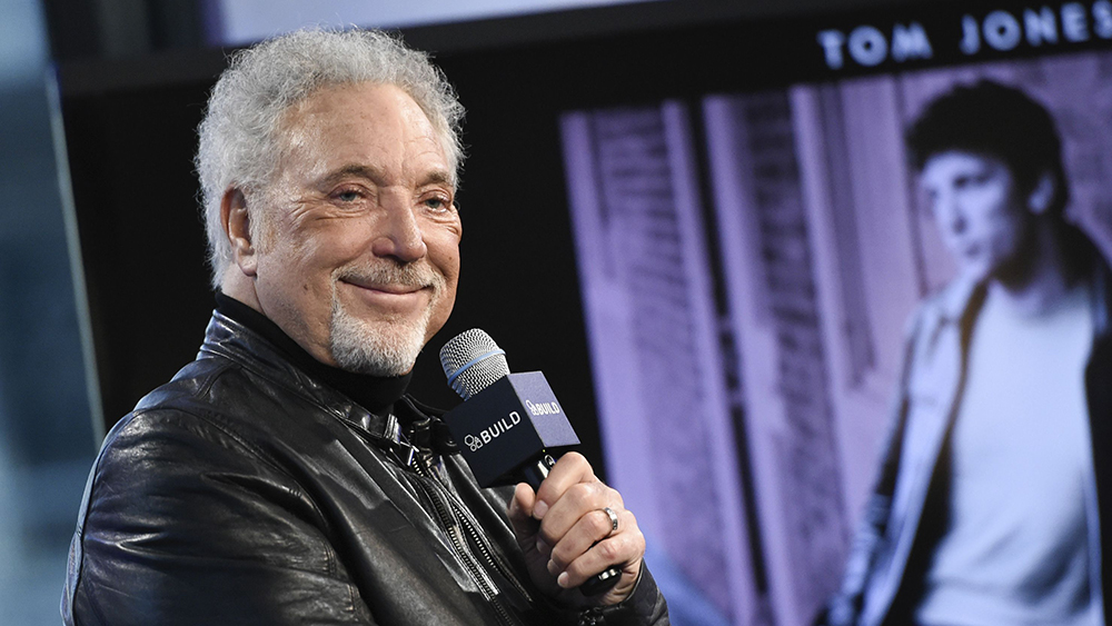 how tall is tom jones - Ilustrasi 3