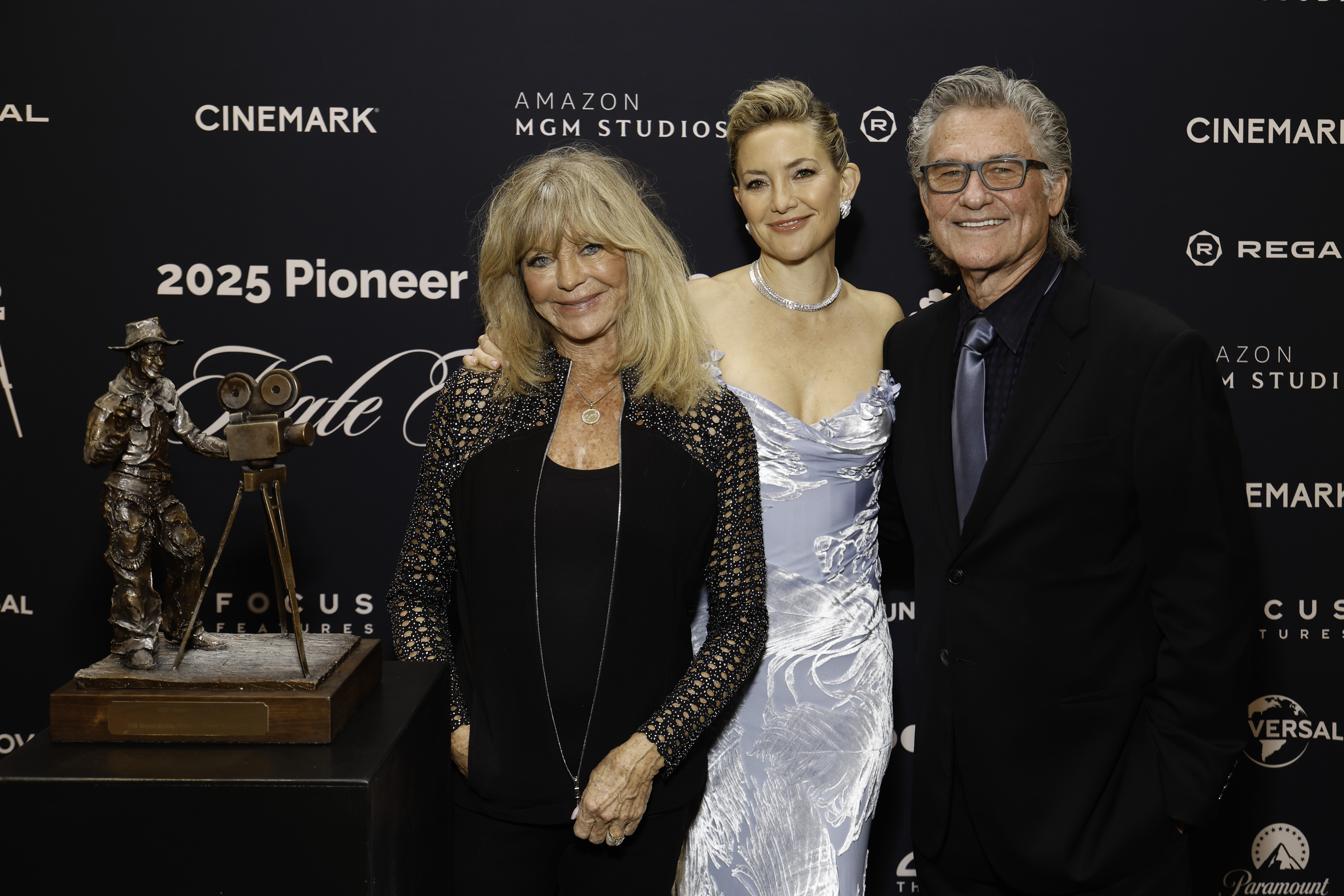 Kate Hudson Salutes Goldie Hawn and Kurt Russell at Pioneer of the Year Dinner, Teases Her ‘Mom and Pa’ for Keeping the Same Hairstyles for 40 Years