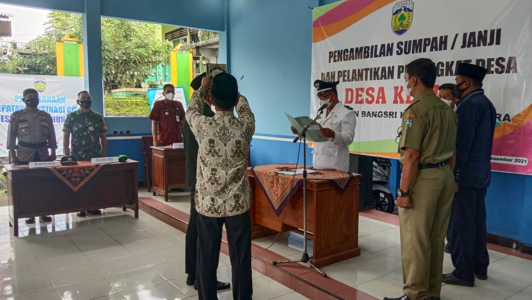 PENGAMBILAN SUMPAH /JANJI PADA PELANTIKAN PERANGKAT DESA KEPUK KECAMATAN  BANGSRI KABUPATEN JEPARA. - WARTA JAVAINDO