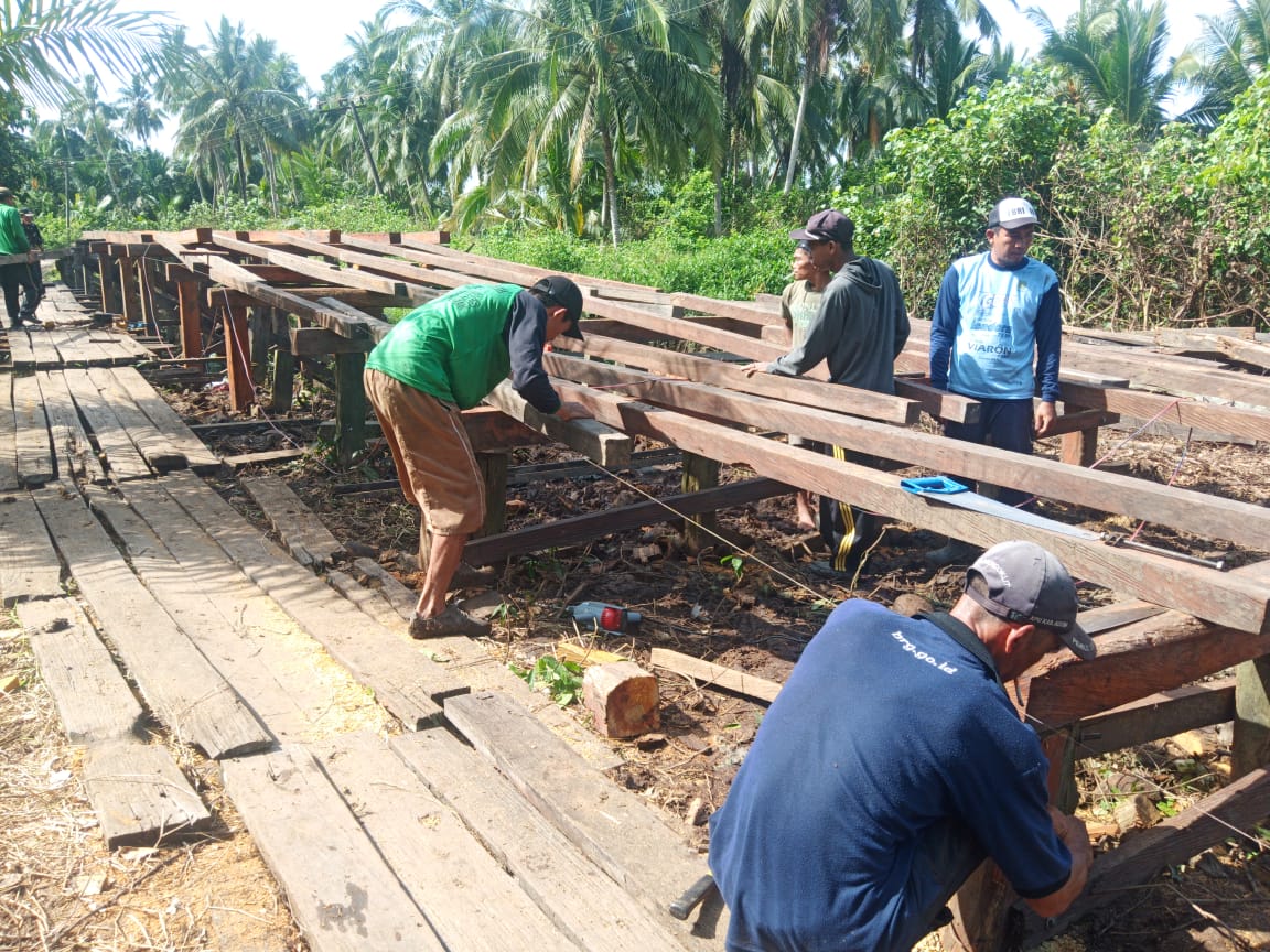 Kejar Target, Satgas TMMD ke-109 Mulai Pasang Gelagar Jembatan Handil Samsu